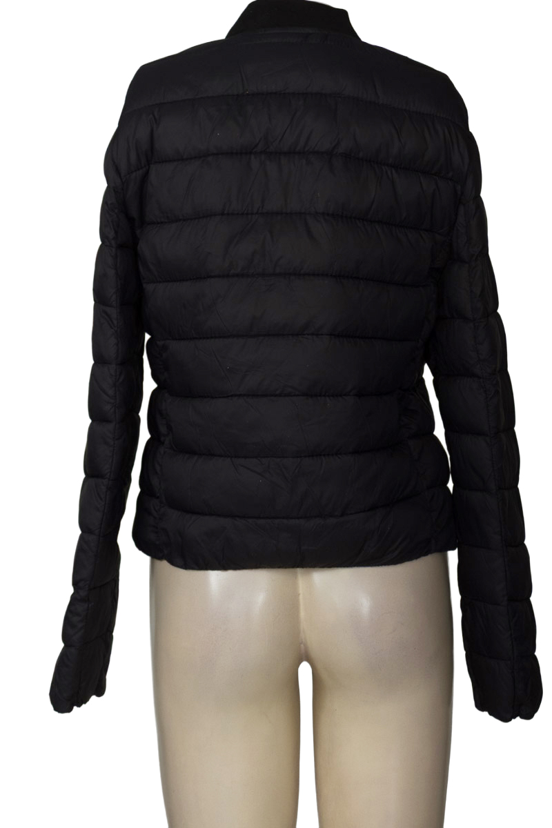 Chaqueta / Abrigo color Negro - Bershka
