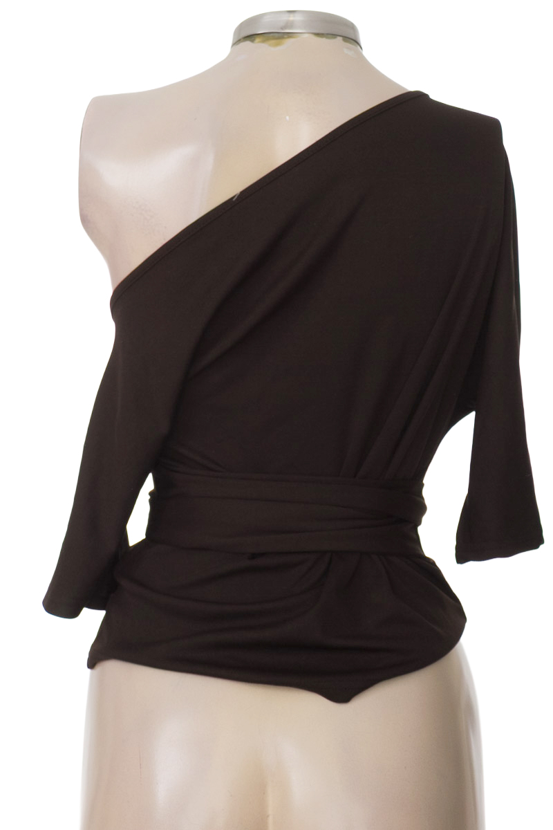 Top / Camiseta color Negro - Closeando