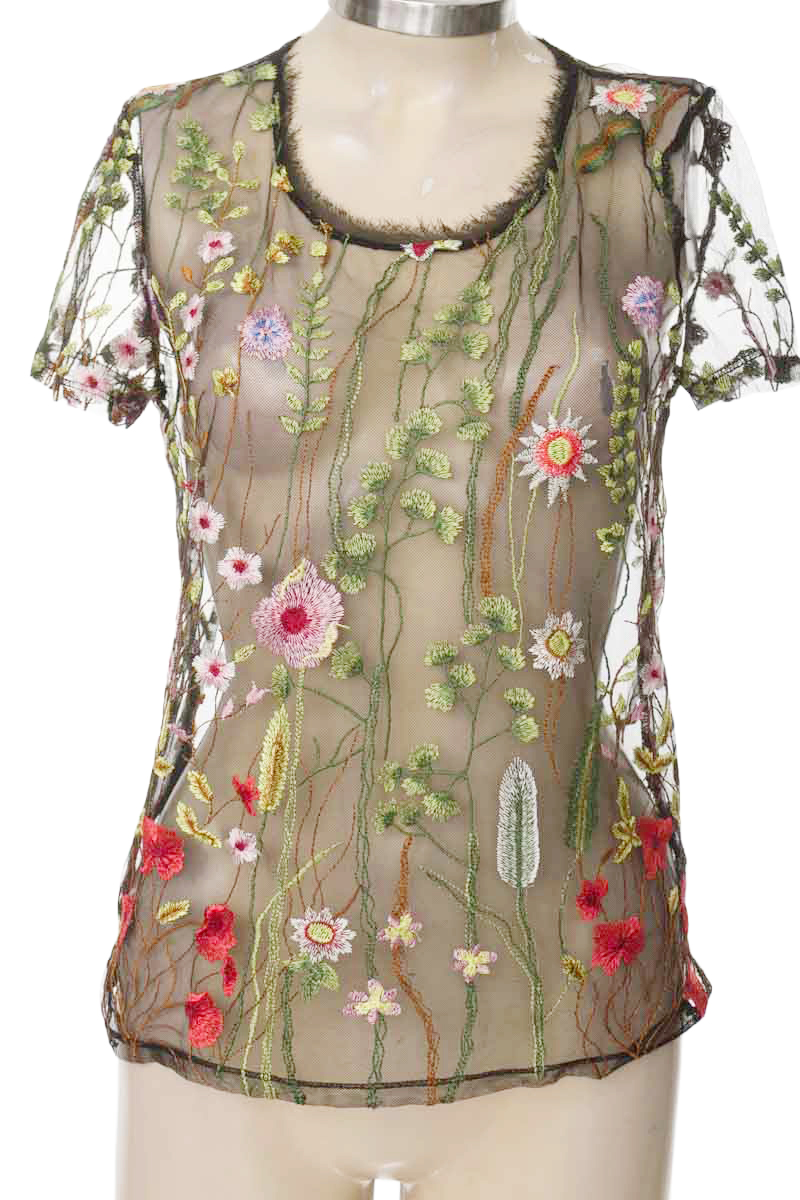 Top / Camiseta color Negro - Studio F