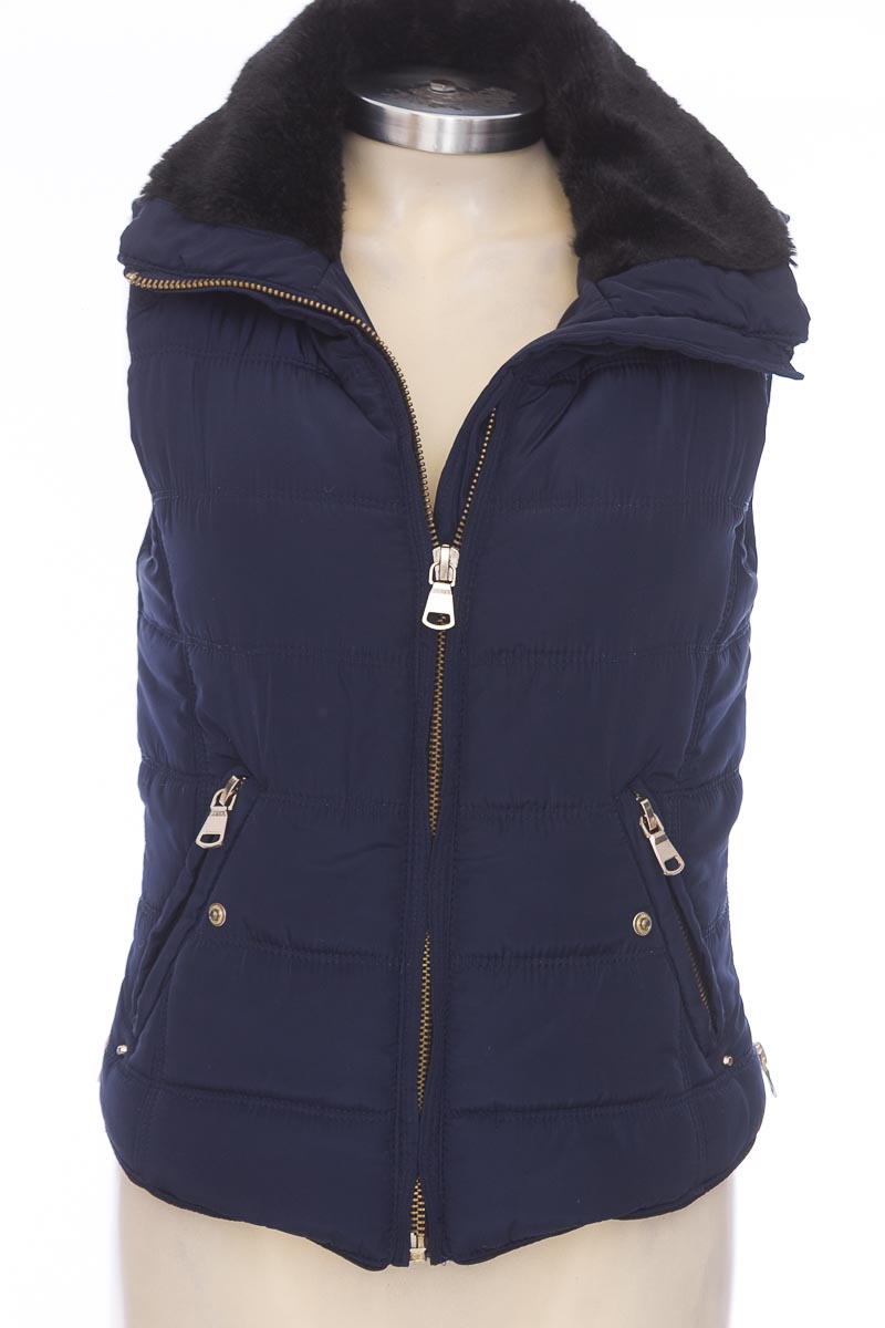 Chaqueta / Abrigo color Azul Stradivarius Closeando