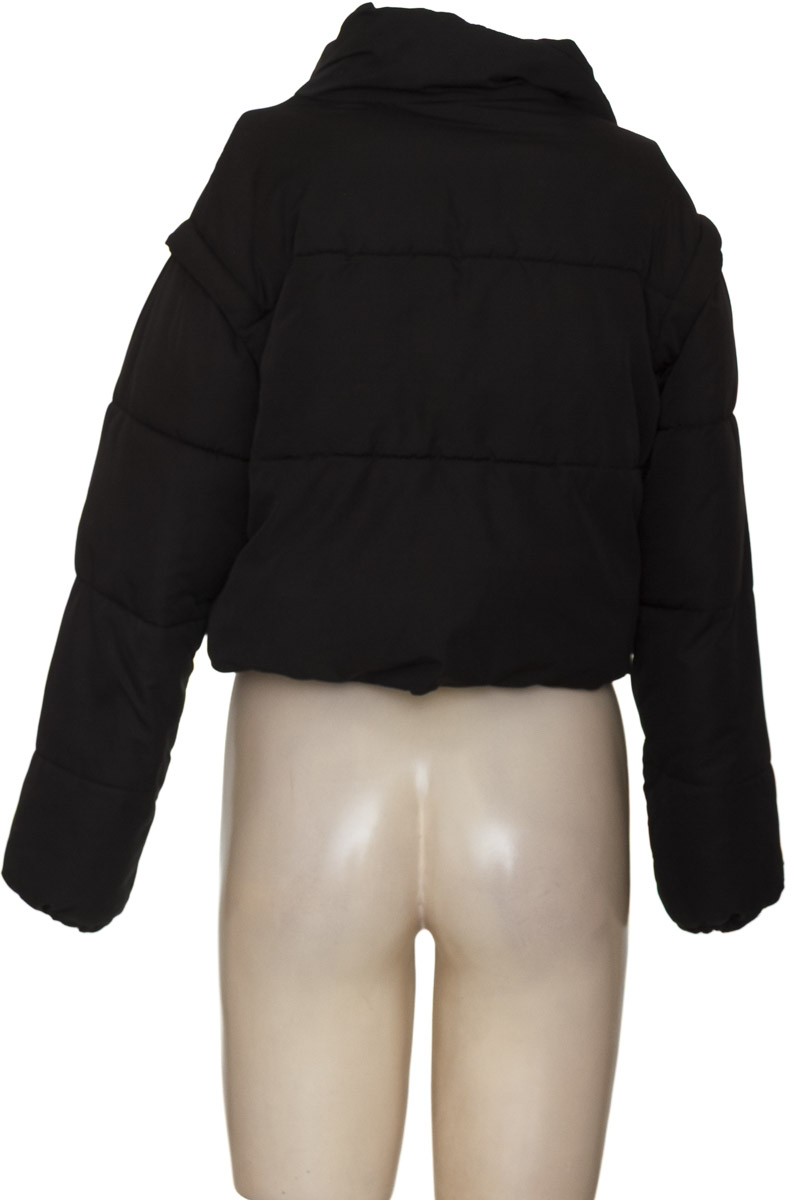 Chaqueta / Abrigo color Negro - Bershka