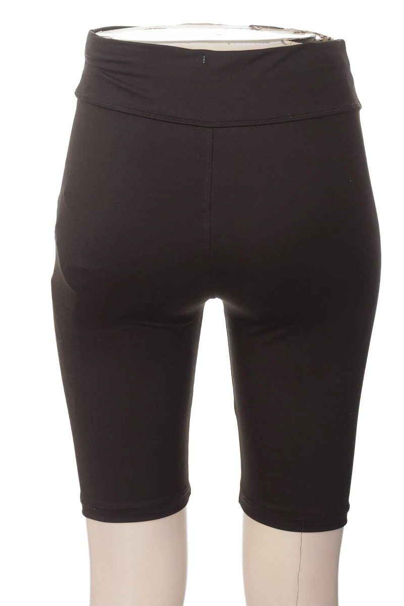 Ropa Deportiva / Salida de Baño color Negro - Closeando