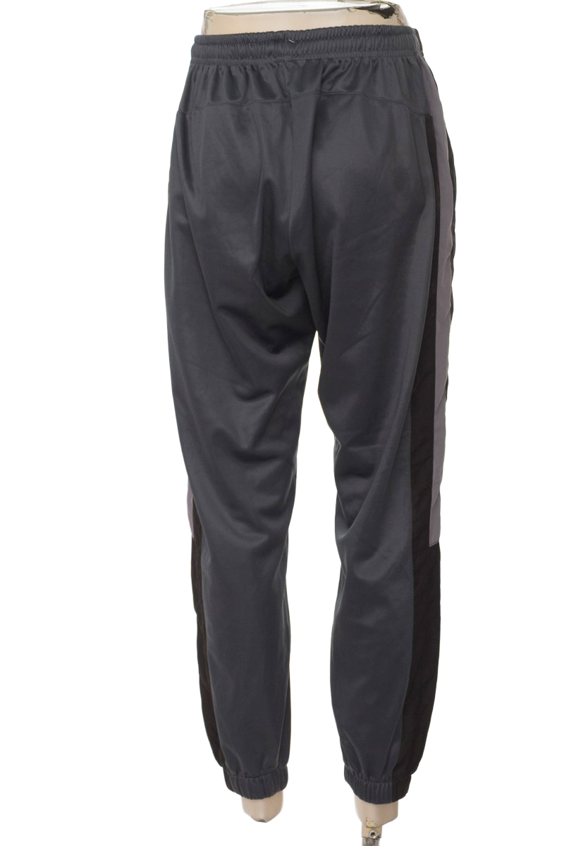 Ropa Deportiva color Gris - Closeando