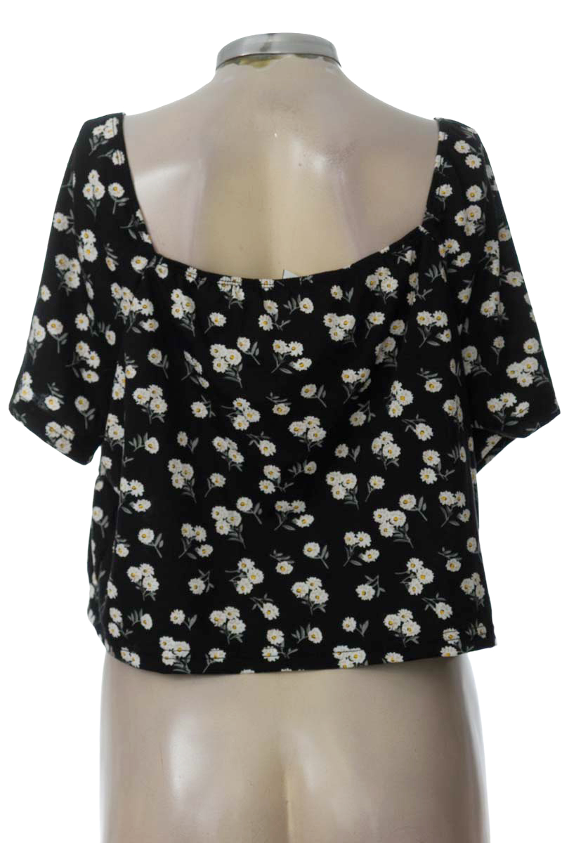 Top / Camiseta color Negro - Closeando