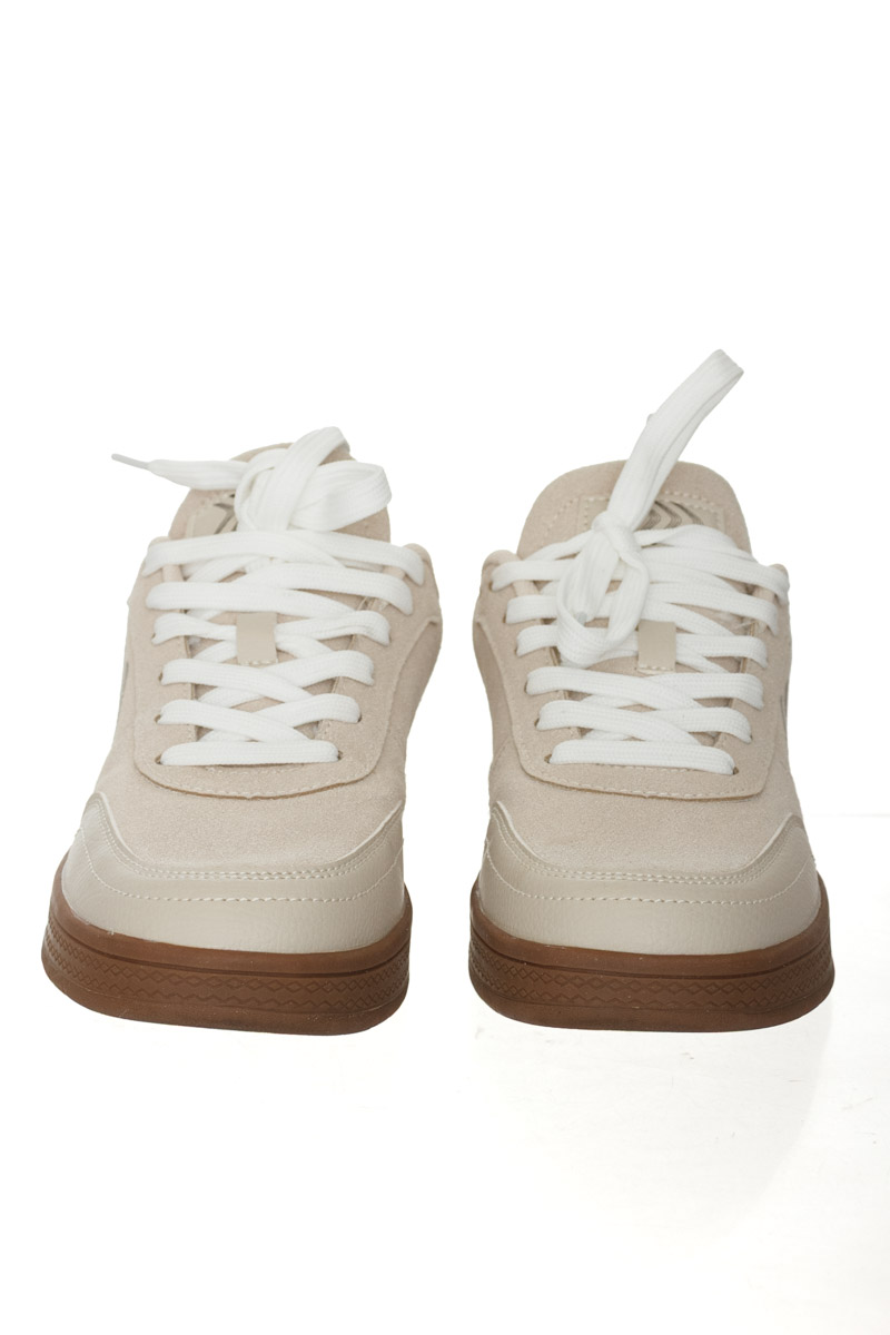 Zapatos color Beige - Closeando