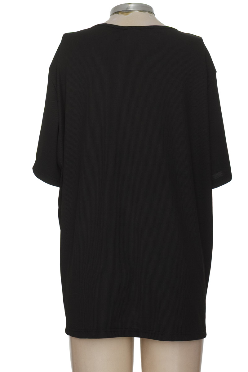 Top / Camiseta color Negro - Closeando