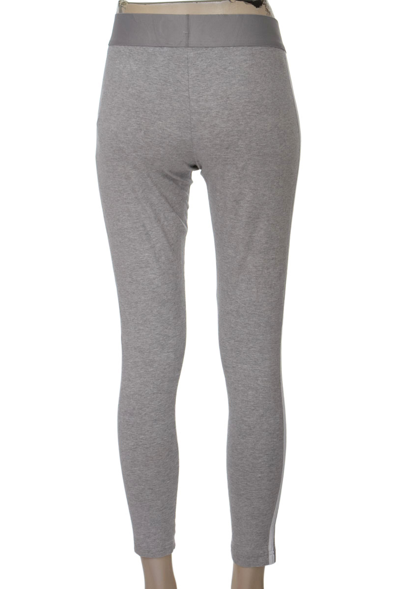 Ropa Deportiva / Salida de Baño color Gris - Adidas