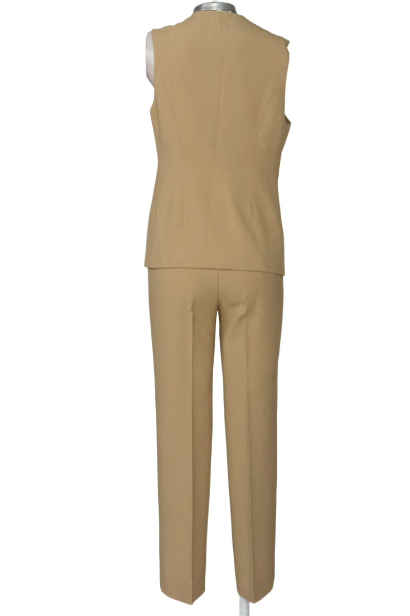 Vestido / Enterizo color Beige - Closeando