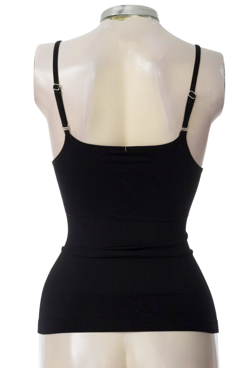 Top / Camiseta color Negro - Closeando