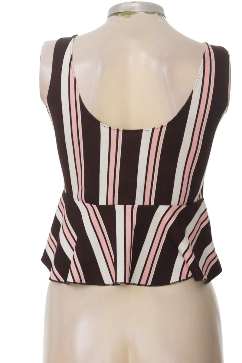 Top / Camiseta color Negro - Closeando