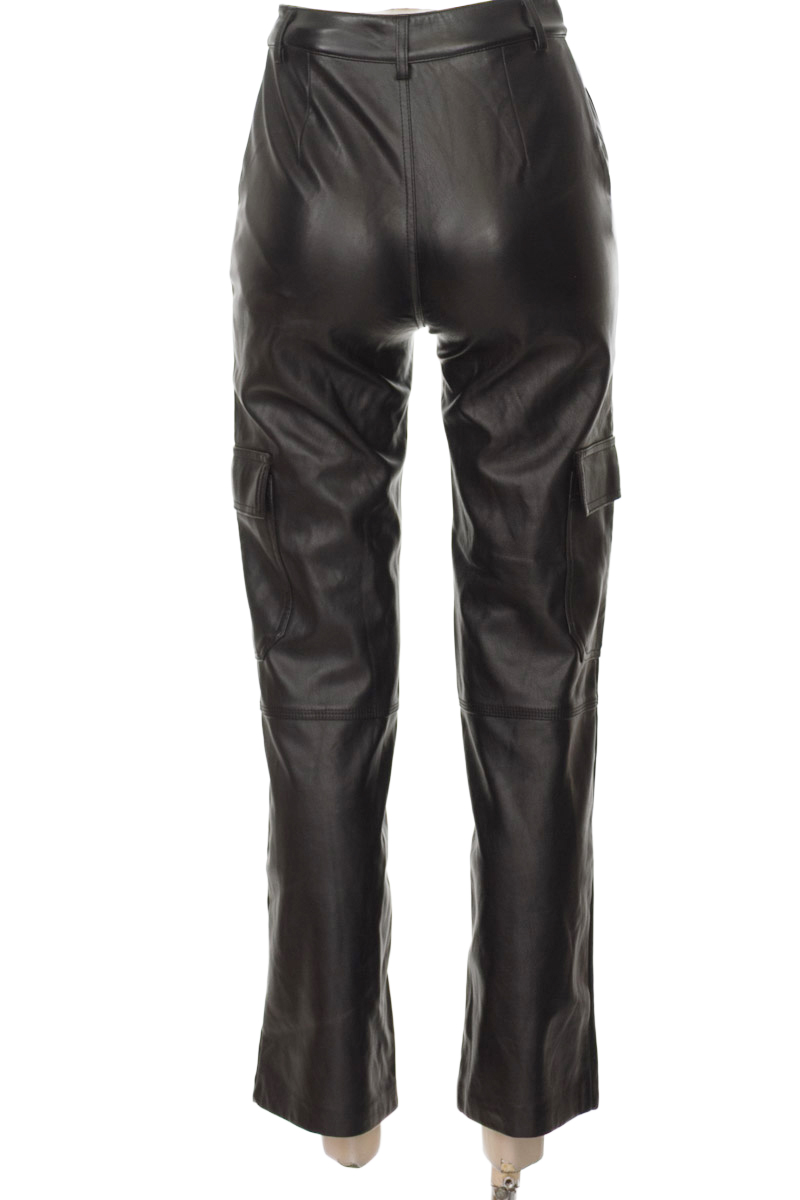 Pantalones color Negro - Stradivarius