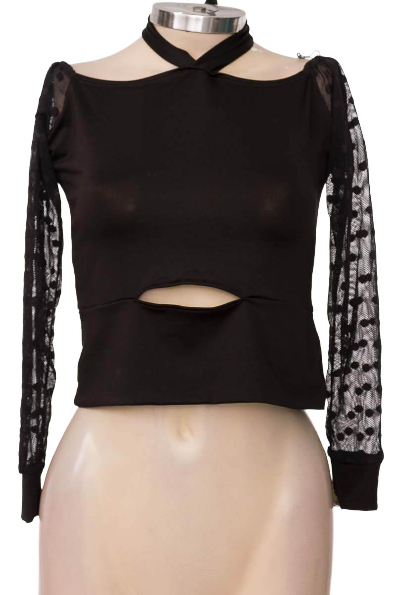 Top / Camiseta color Negro - Closeando