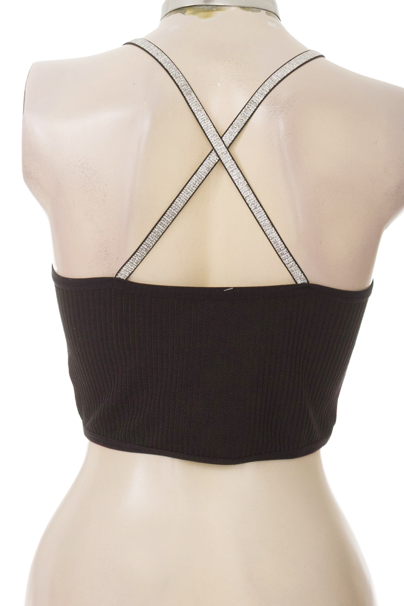 Top / Camiseta color Negro - Closeando