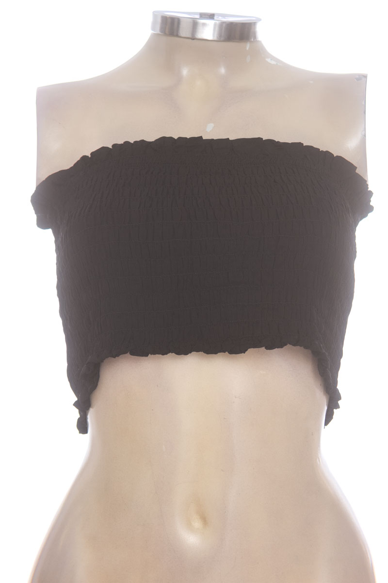 Top / Camiseta color Negro - Closeando