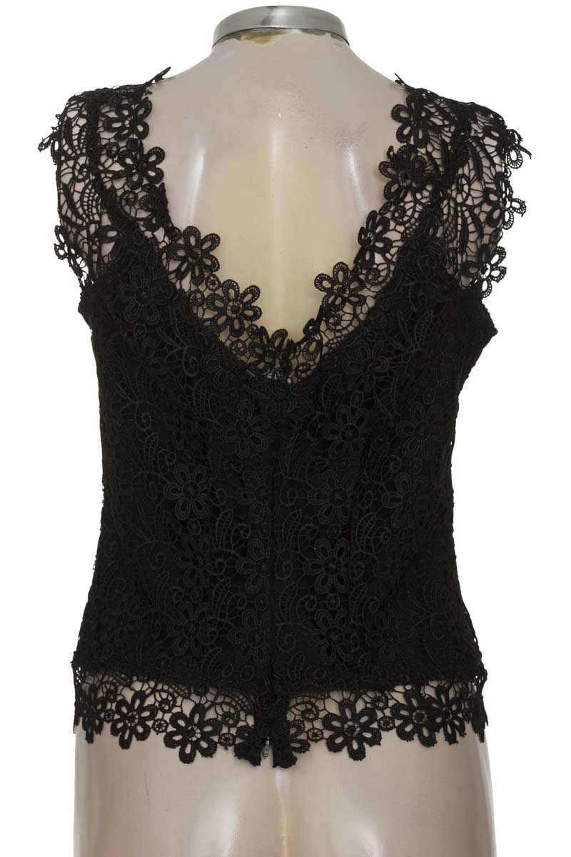 Top / Camiseta color Negro - Closeando