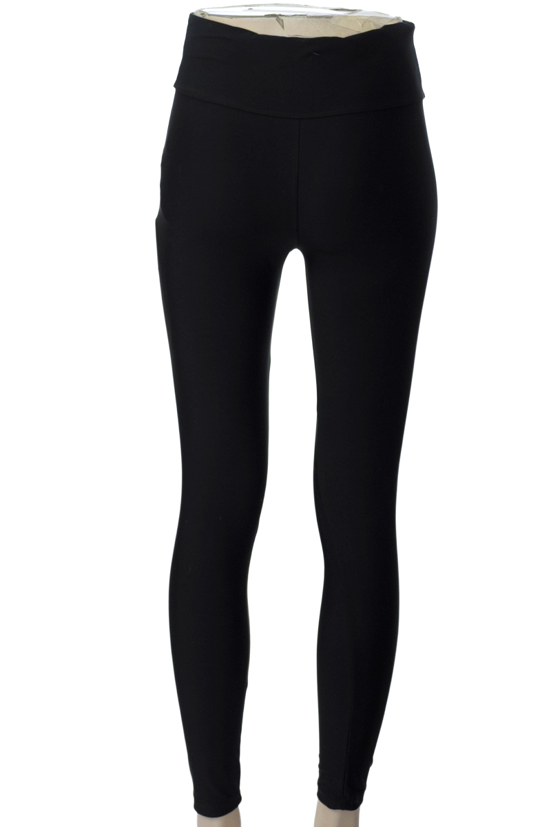 Ropa Deportiva / Salida de Baño color Negro - Closeando