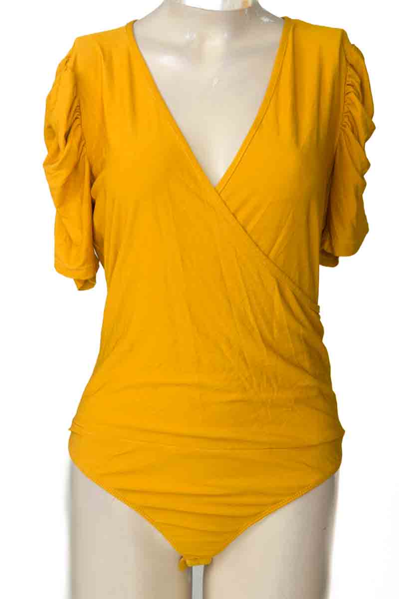 Top / Camiseta color Mostaza - Studio F