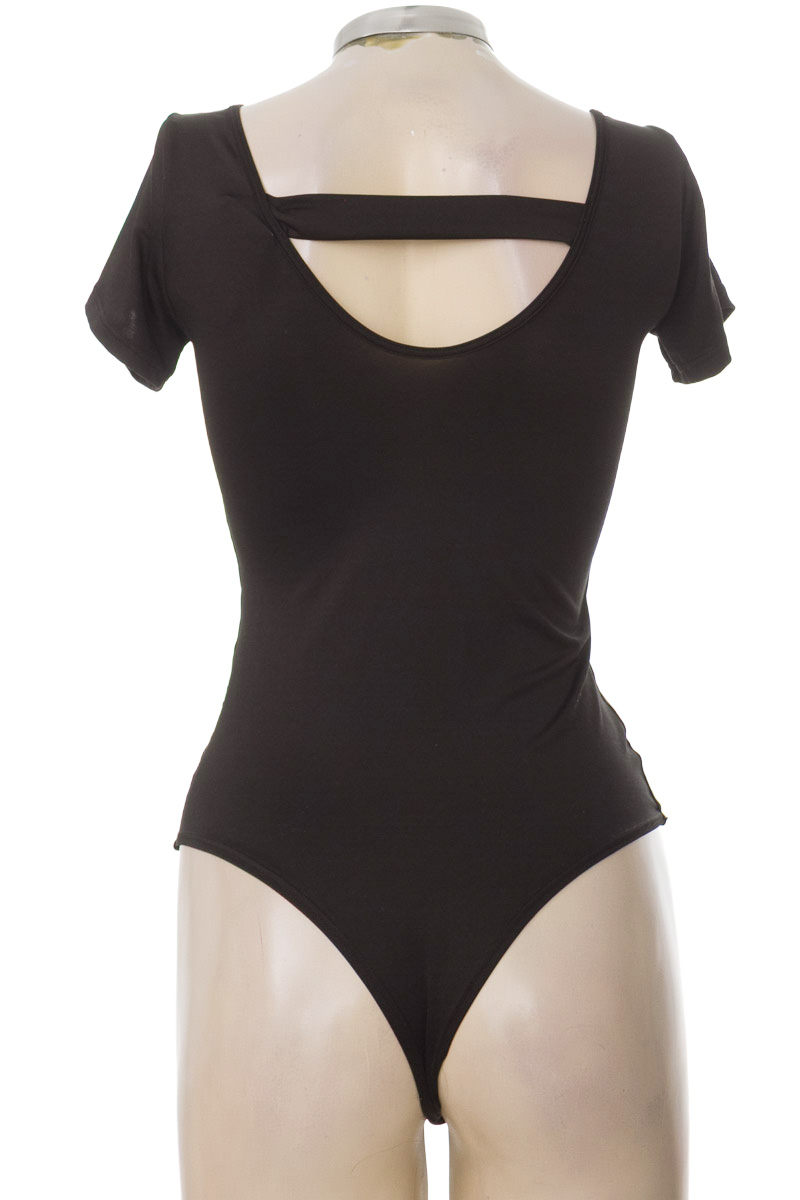 Top / Camiseta color Negro - Closeando