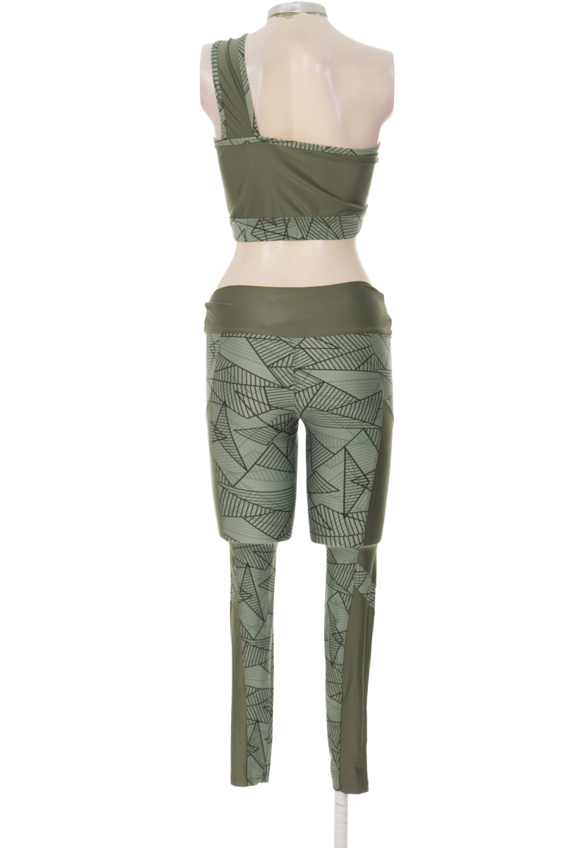 Ropa Deportiva / Salida de Baño color Verde - Closeando