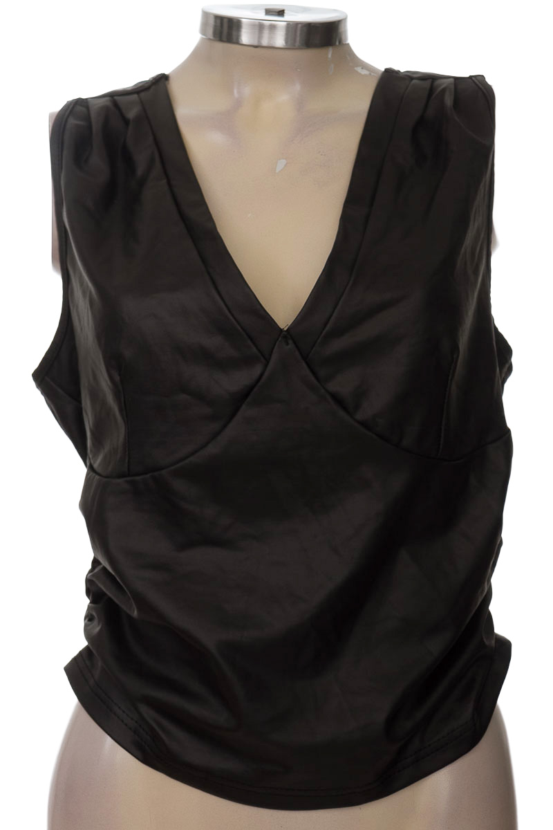 Top / Camiseta color Negro - Closeando