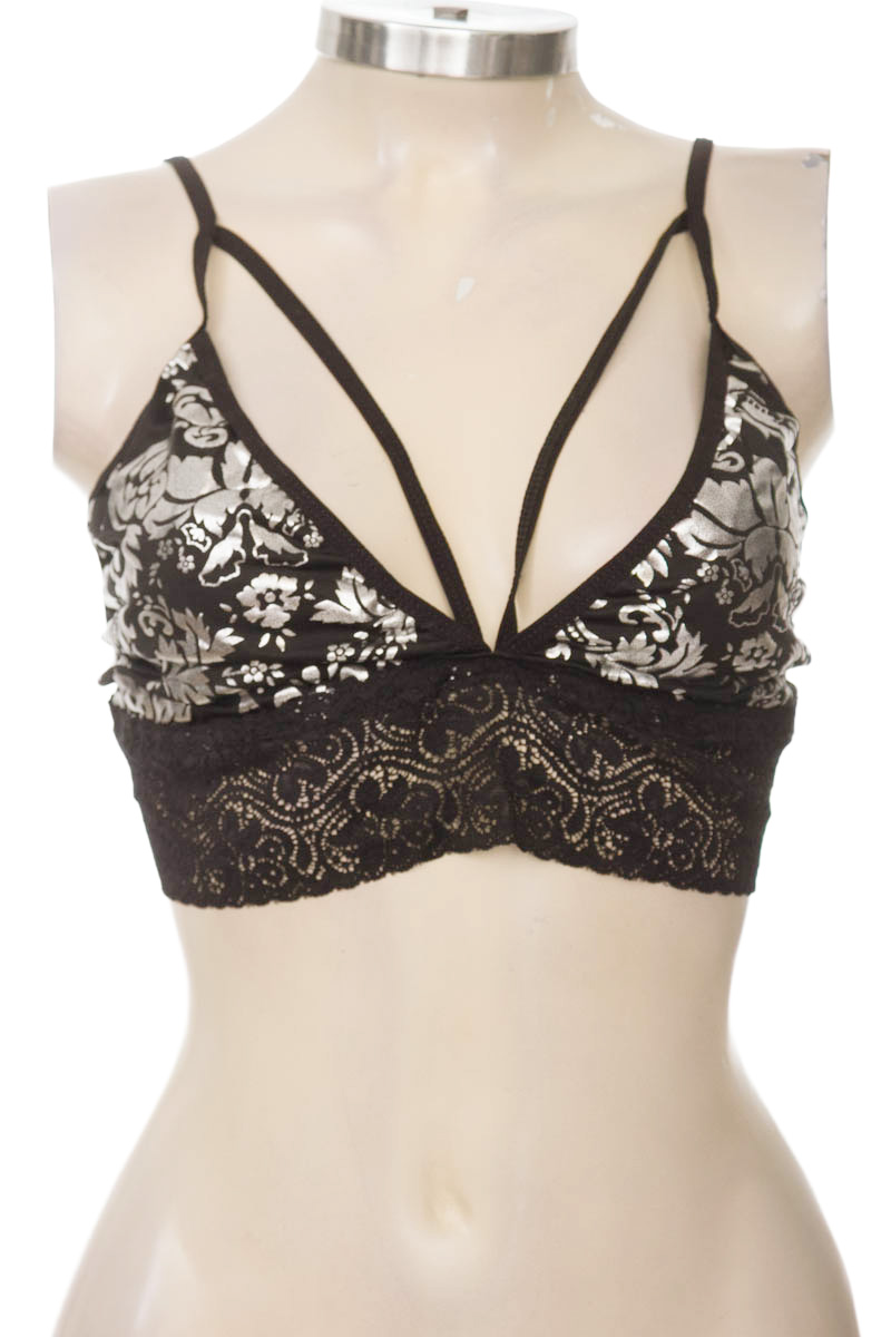 Top / Camiseta color Negro - Closeando