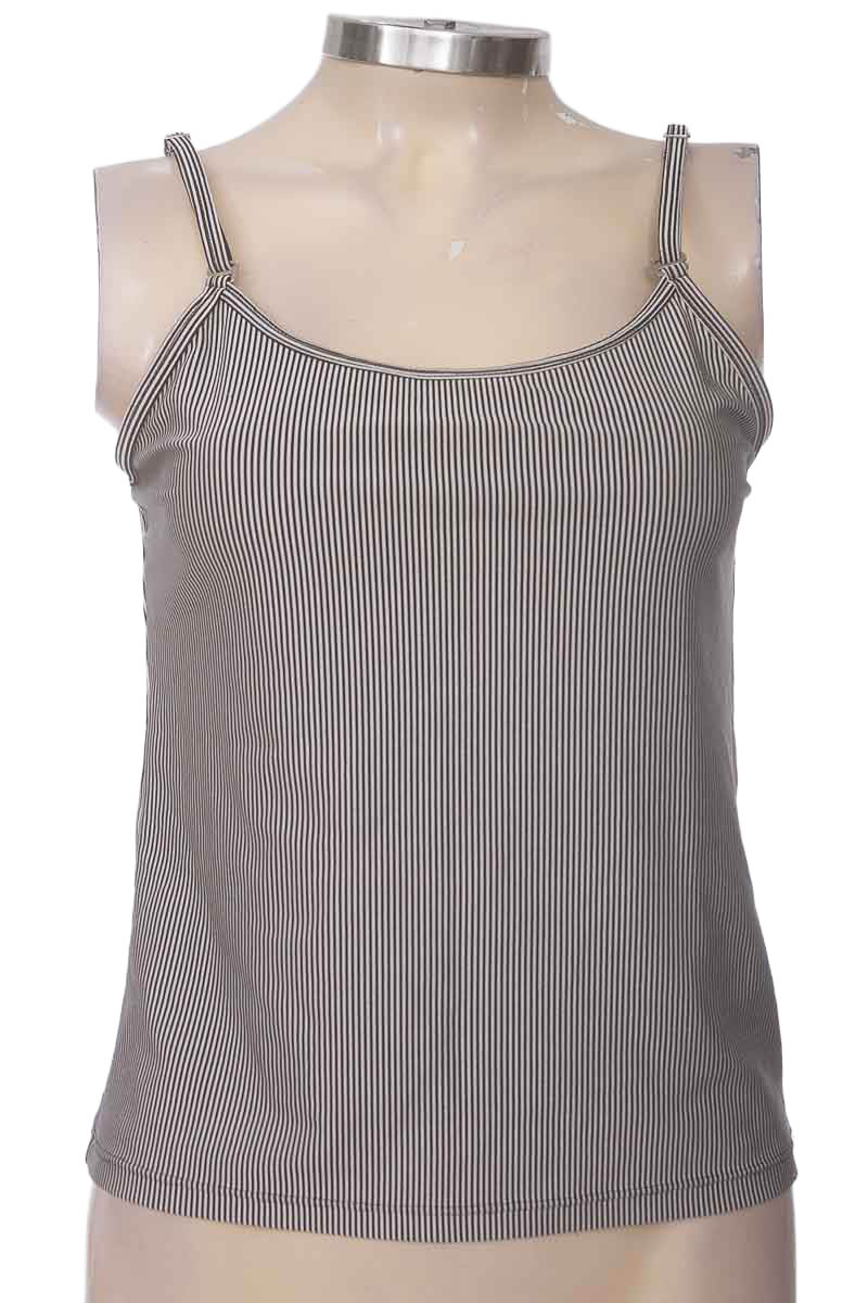 Top / Camiseta color Negro - Closeando