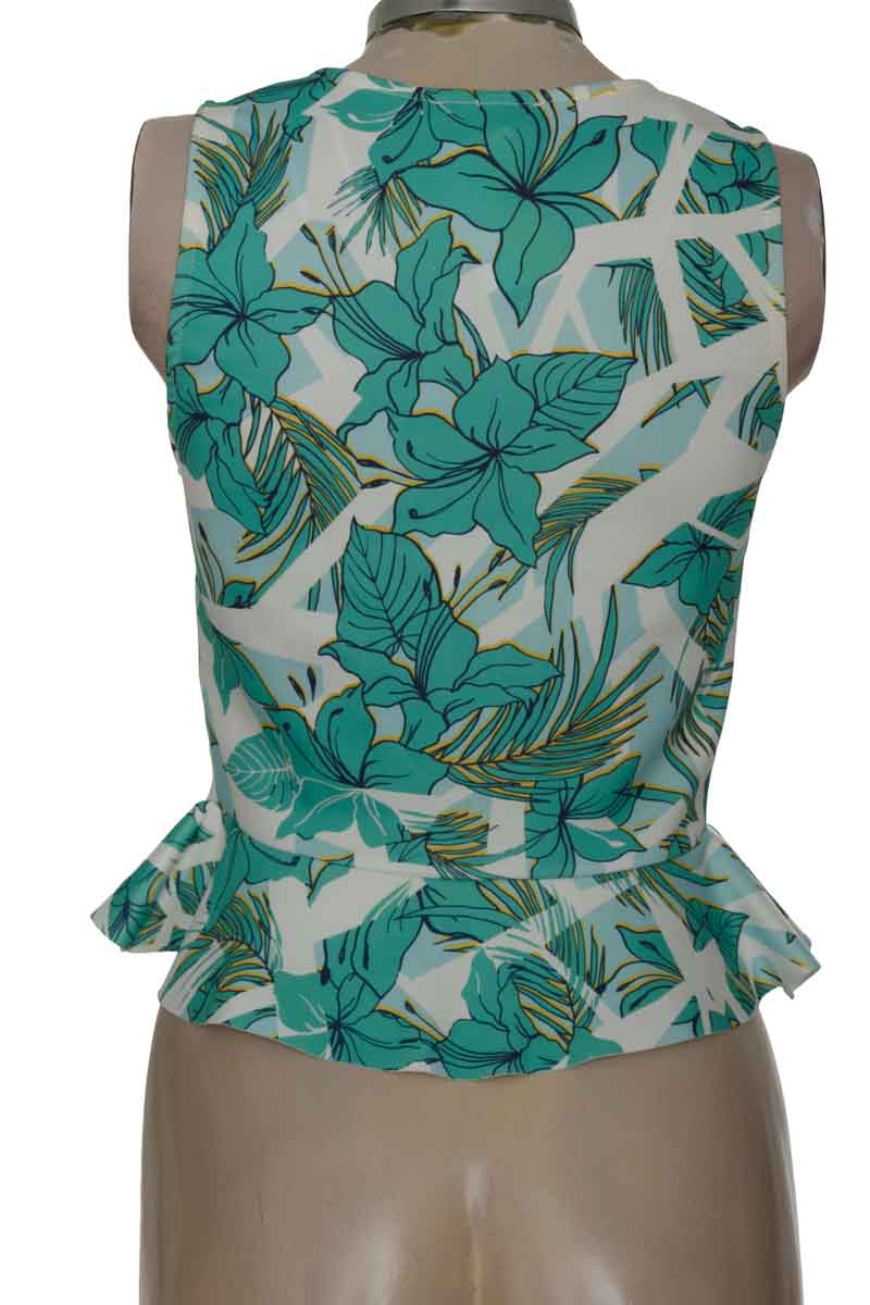 Top / Camiseta color Verde - Zara