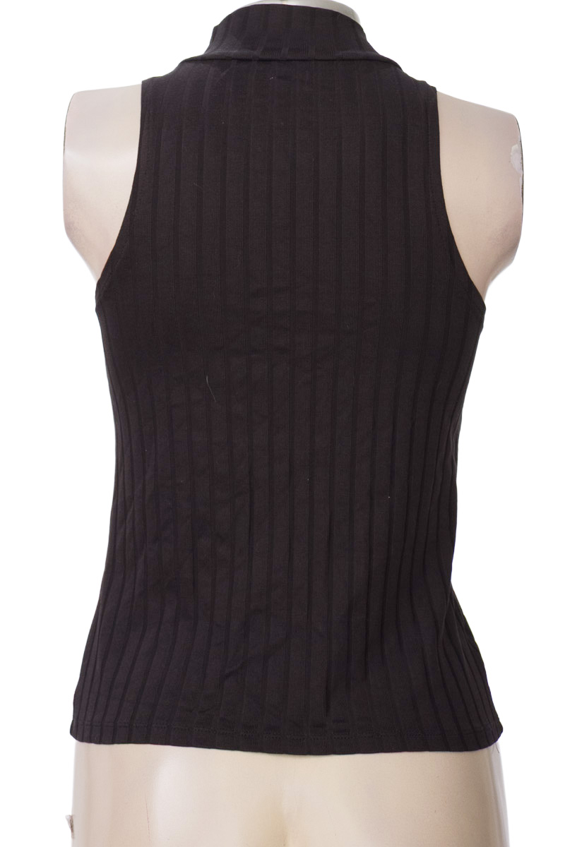 Top / Camiseta color Negro - Closeando