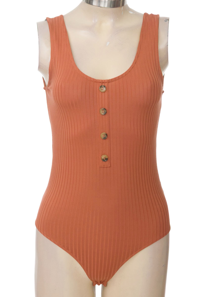 Top / Camiseta color Café - Closeando