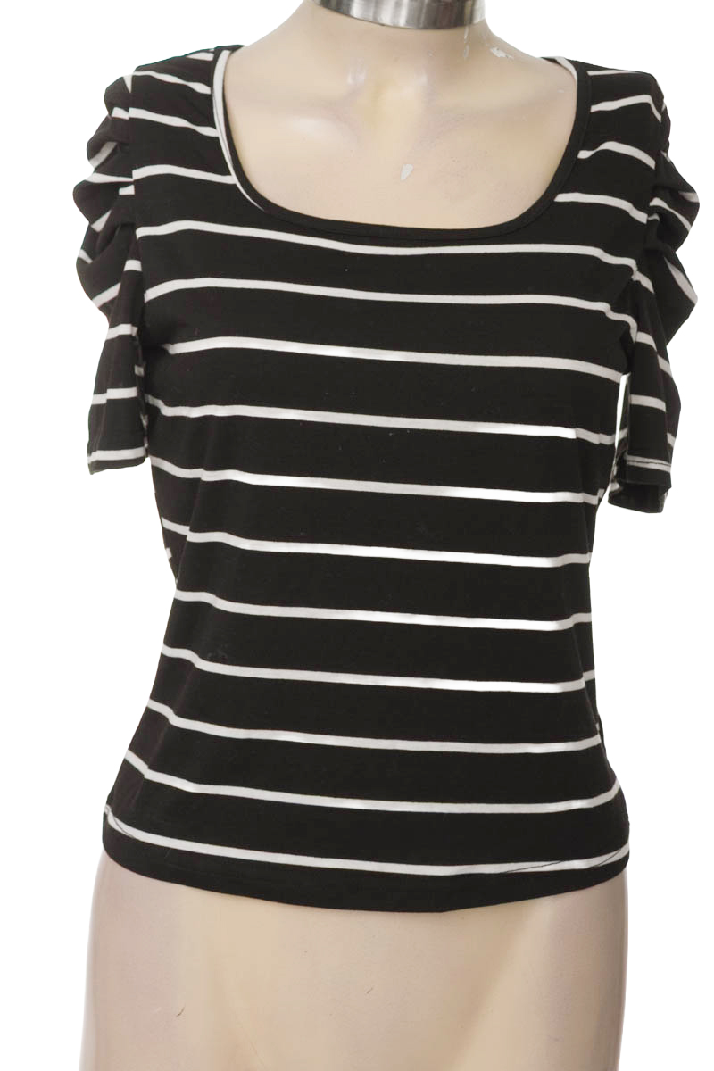 Top / Camiseta color Negro - Closeando