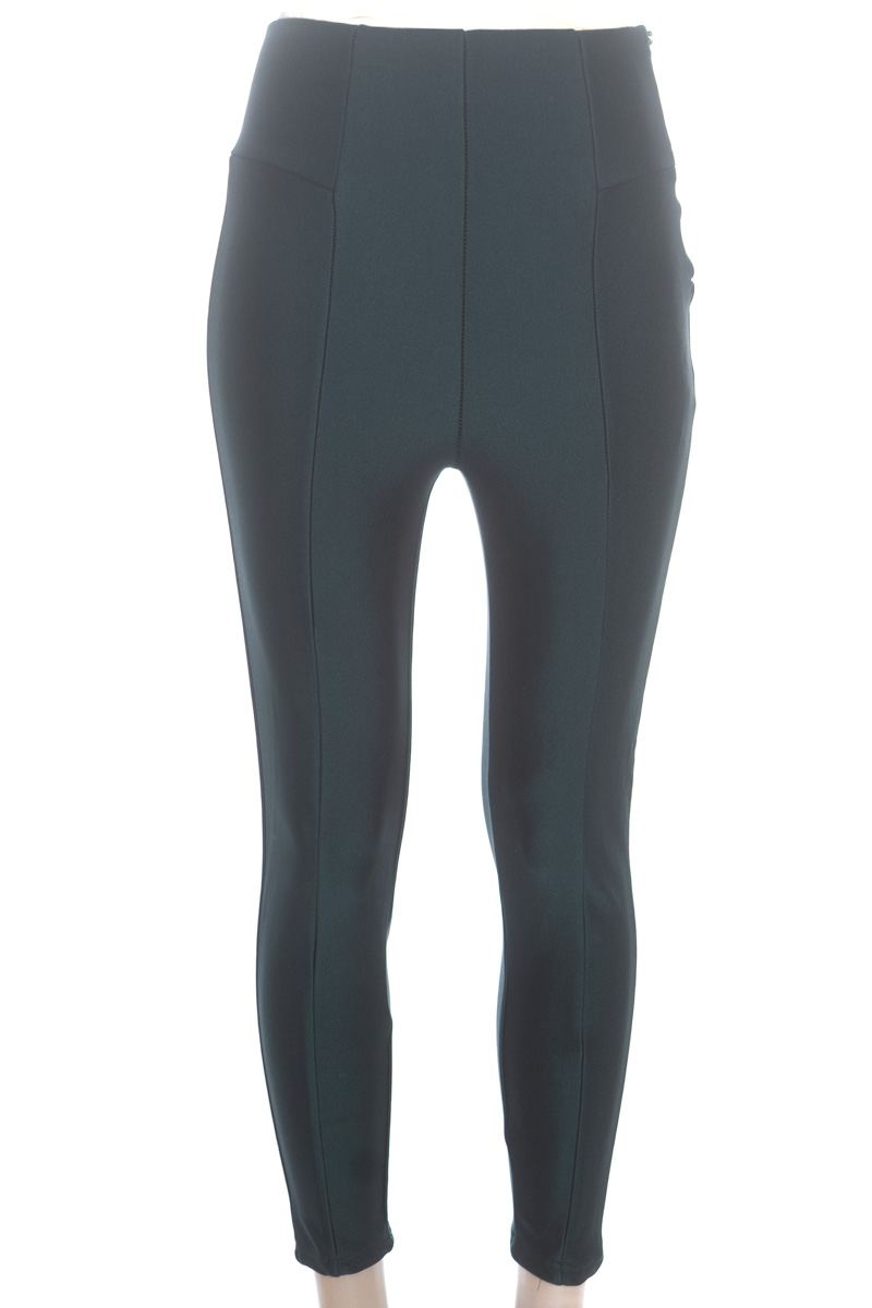 Pantalones color Verde - Stradivarius