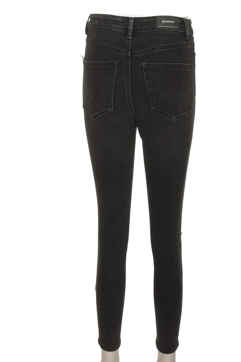 Pantalones color Negro - Stradivarius