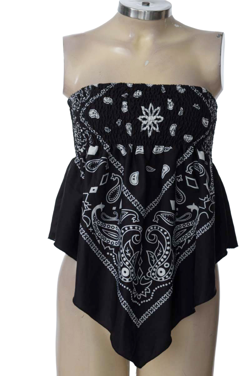 Top / Camiseta color Negro - Closeando