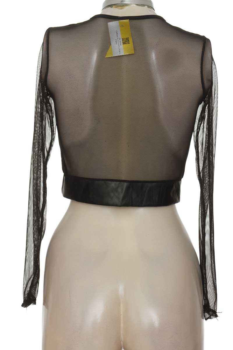 Top / Camiseta color Negro - Closeando