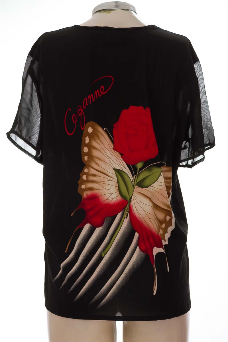 Top / Camiseta color Negro - Closeando