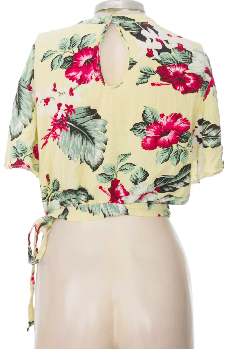 Top / Camiseta color Amarillo - Rifle