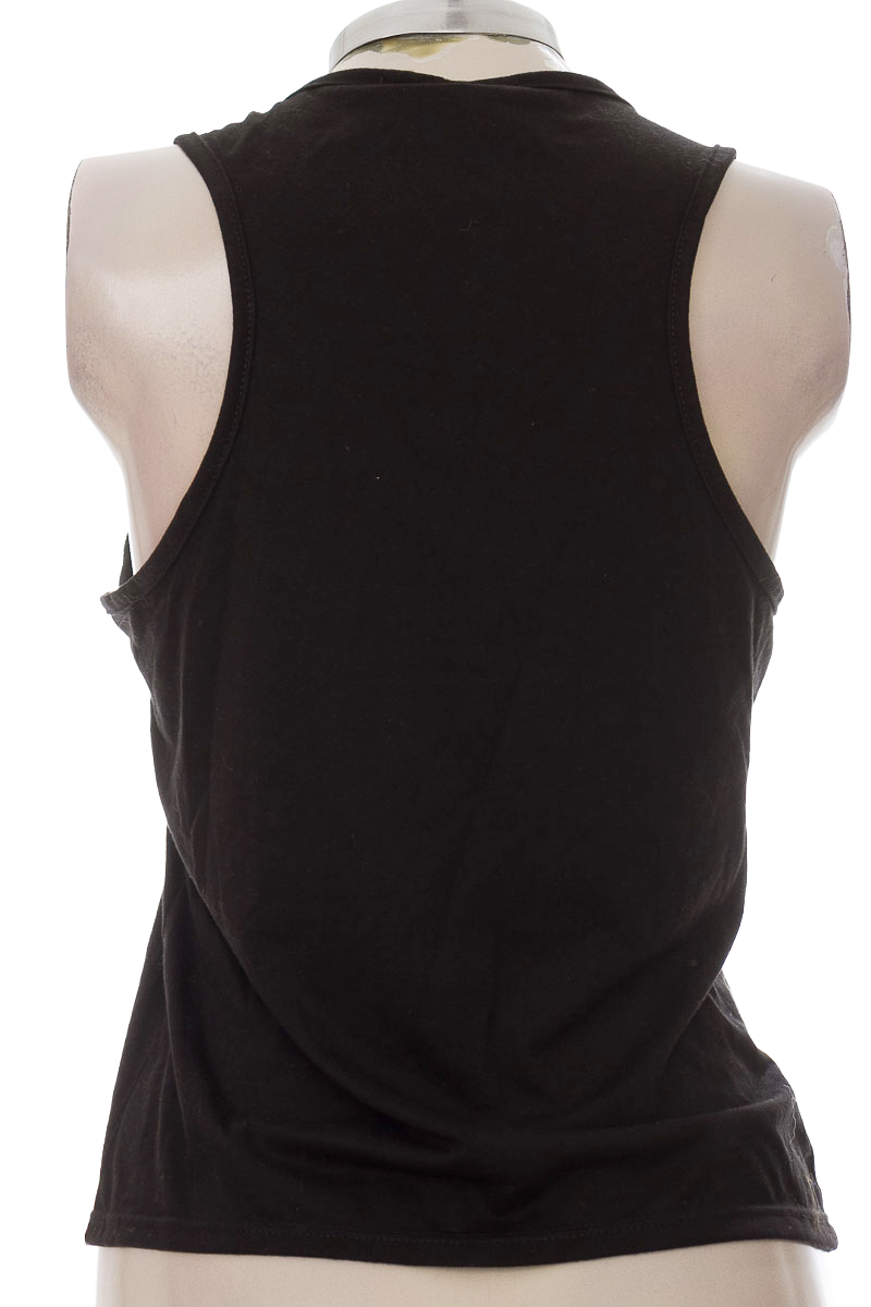Top / Camiseta color Negro - Closeando