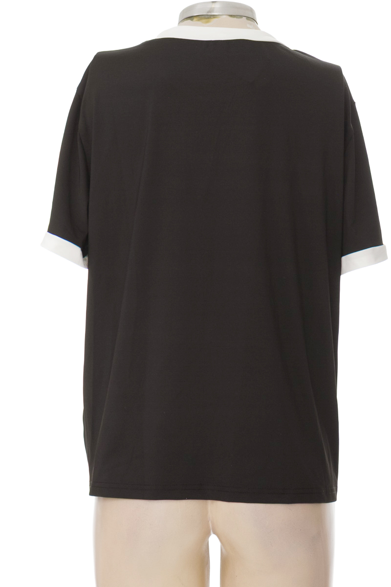 Top / Camiseta color Negro - Closeando