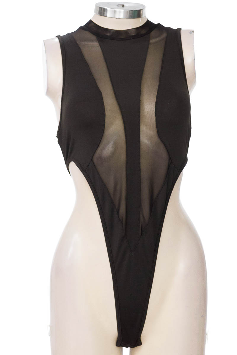 Top / Camiseta color Negro - Closeando