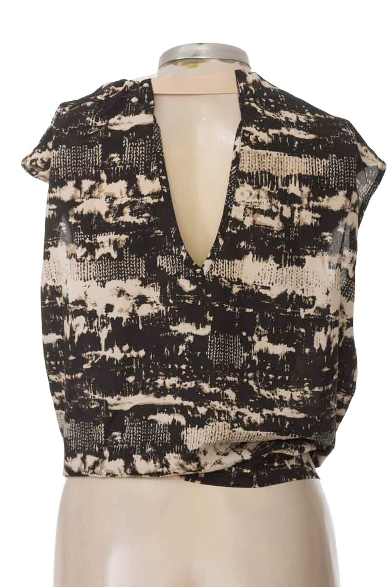 Top / Camiseta color Negro - Closeando