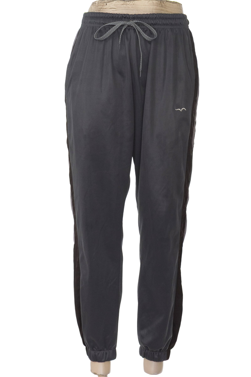 Ropa Deportiva color Gris - Closeando