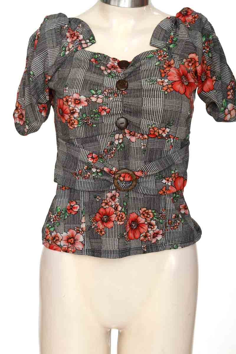 Top / Camiseta color Negro - Closeando