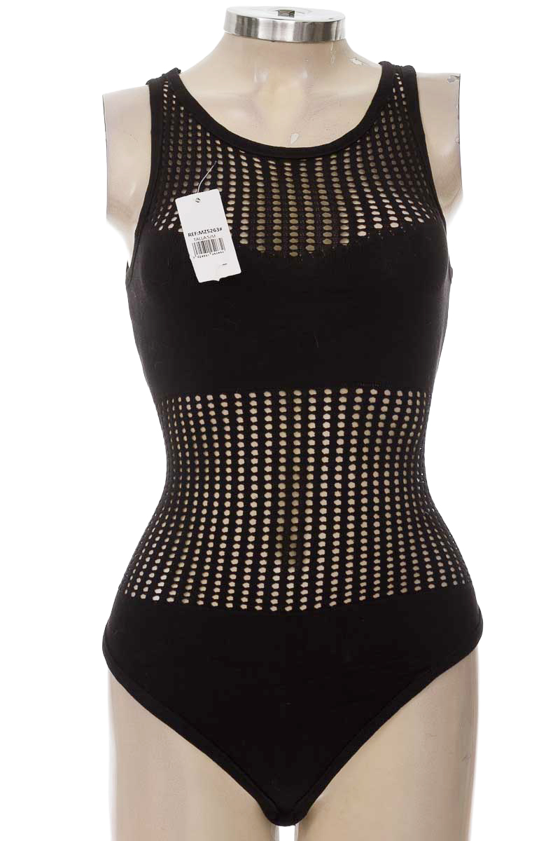 Top / Camiseta color Negro - Closeando