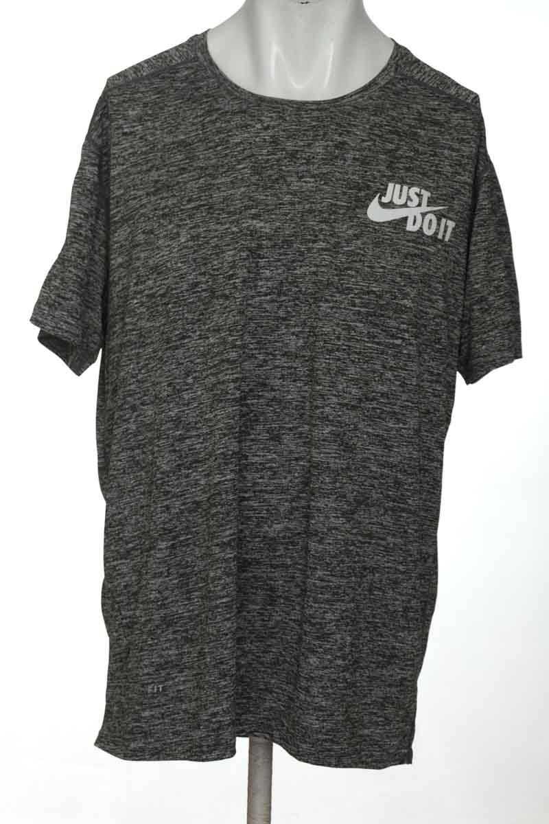 Ropa Deportiva color Gris - Closeando