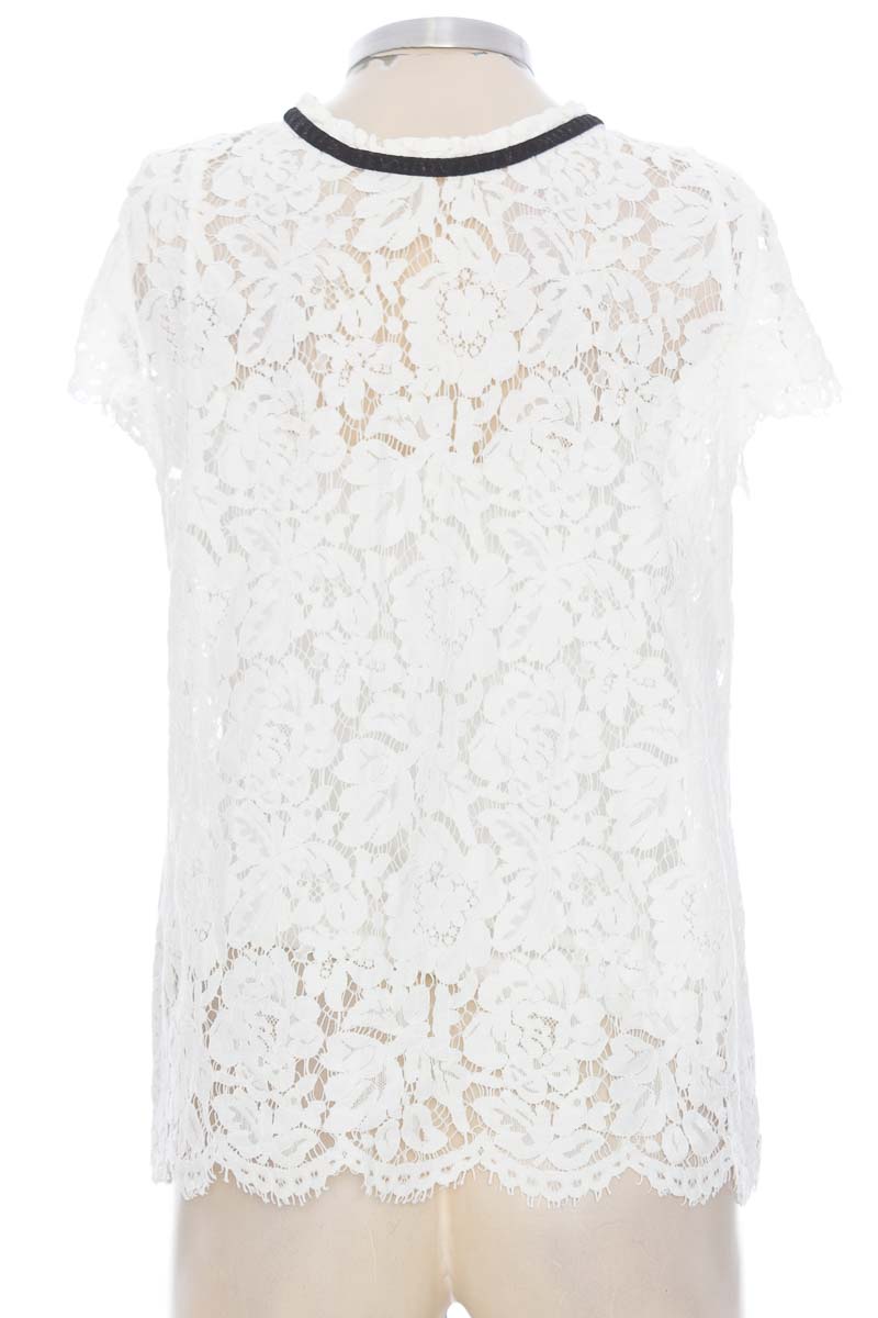 blusa-color-blanco-white-house-black-market-closeando