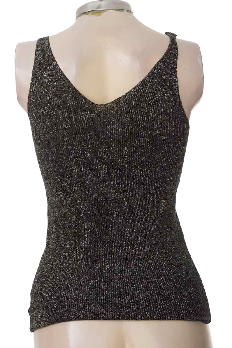 Top / Camiseta color Negro - Closeando