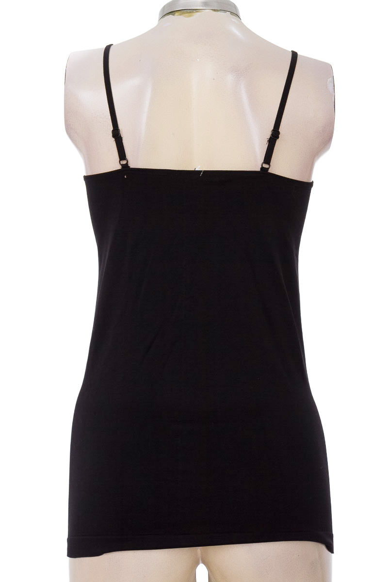 Top / Camiseta color Negro - Closeando