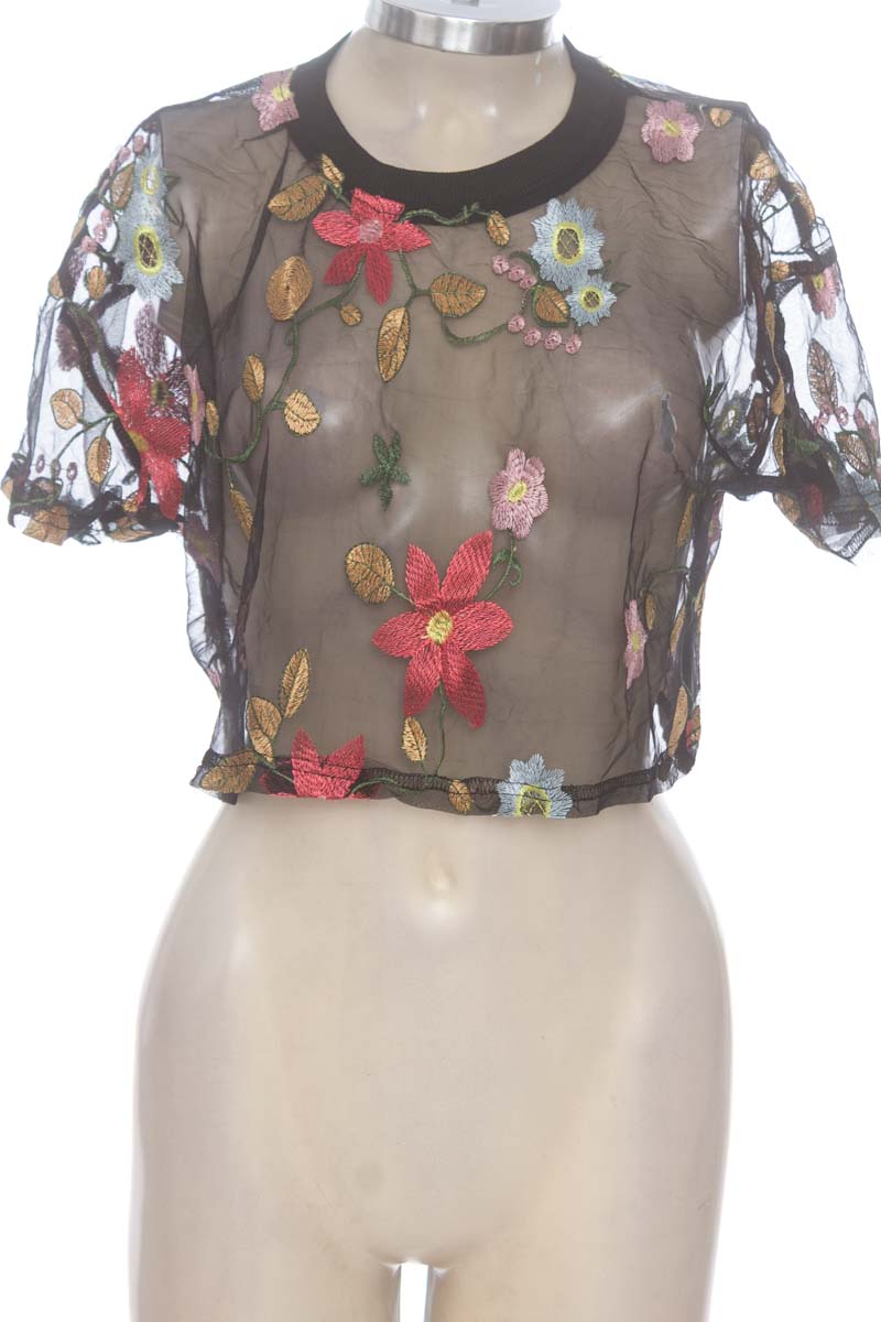 Top / Camiseta color Negro - Closeando