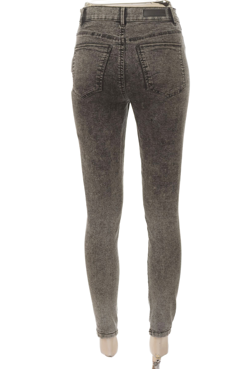 Pantalones color Gris - Stradivarius