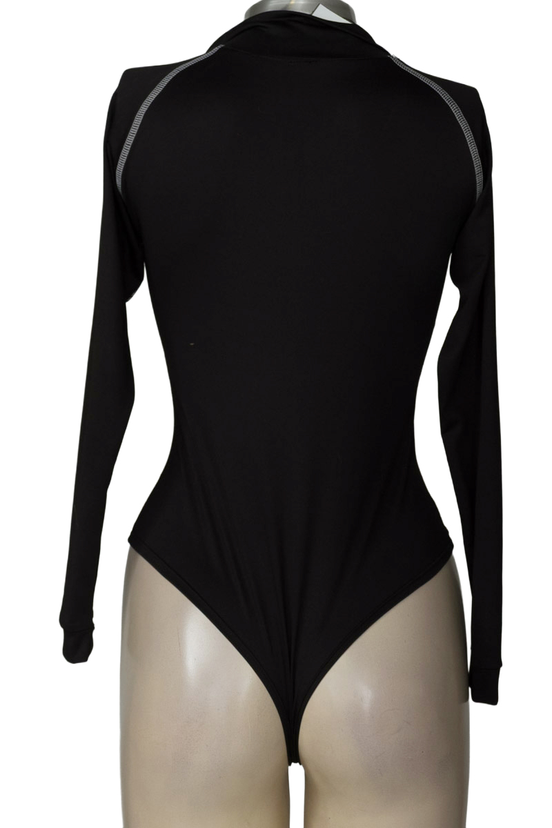 Top / Camiseta color Negro - Closeando